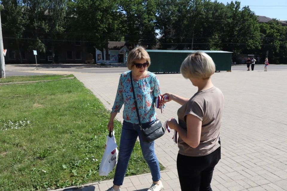 В Центрально-Городском районе Горловки прошла праздничная акция ко Дню России В Центрально-Городском районе Горловки прошла праздничная акция ко Дню России