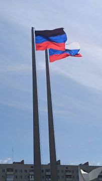 К Дню России центр Мариуполя украсили новые флаги