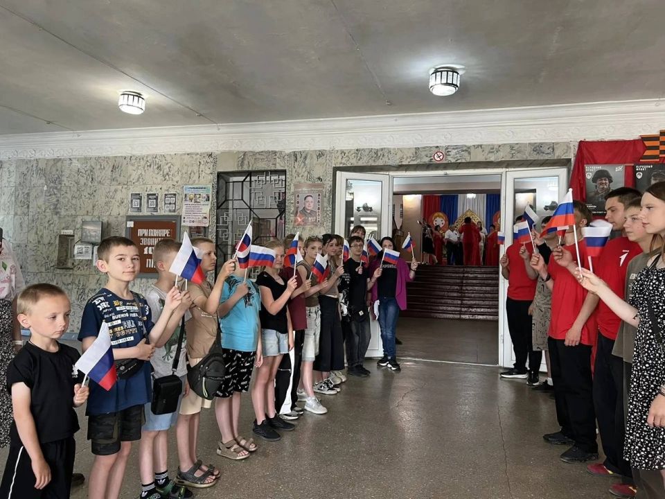 Праздник каждого из нас: партийцы Снежного поздравили жителей города с Днём России Праздник каждого из нас: партийцы Снежного поздравили жителей города с Днём России