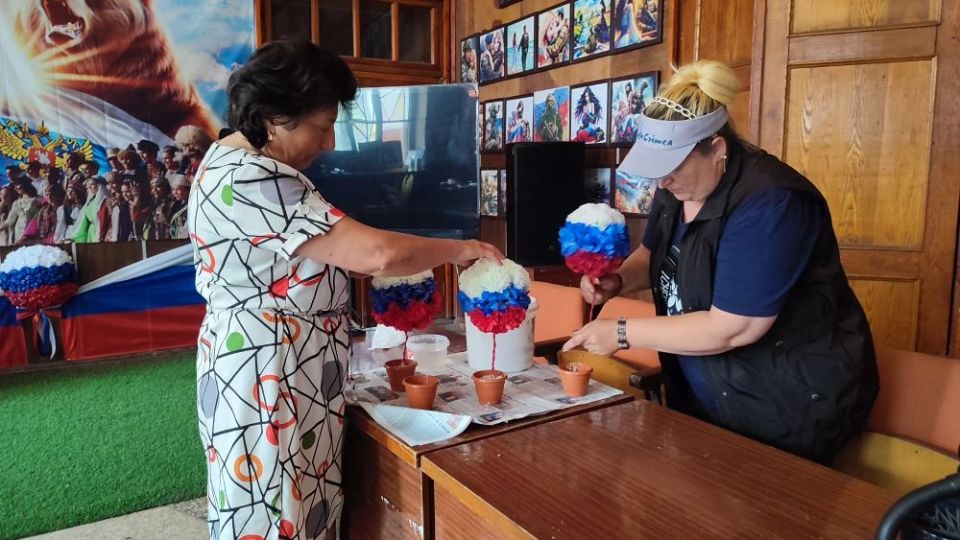 В Камышеватском СДК прошёл мастер-класс по созданию топиариев в цветах российского триколора В Камышеватском СДК прошёл мастер-класс по созданию топиариев в цветах российского триколора
