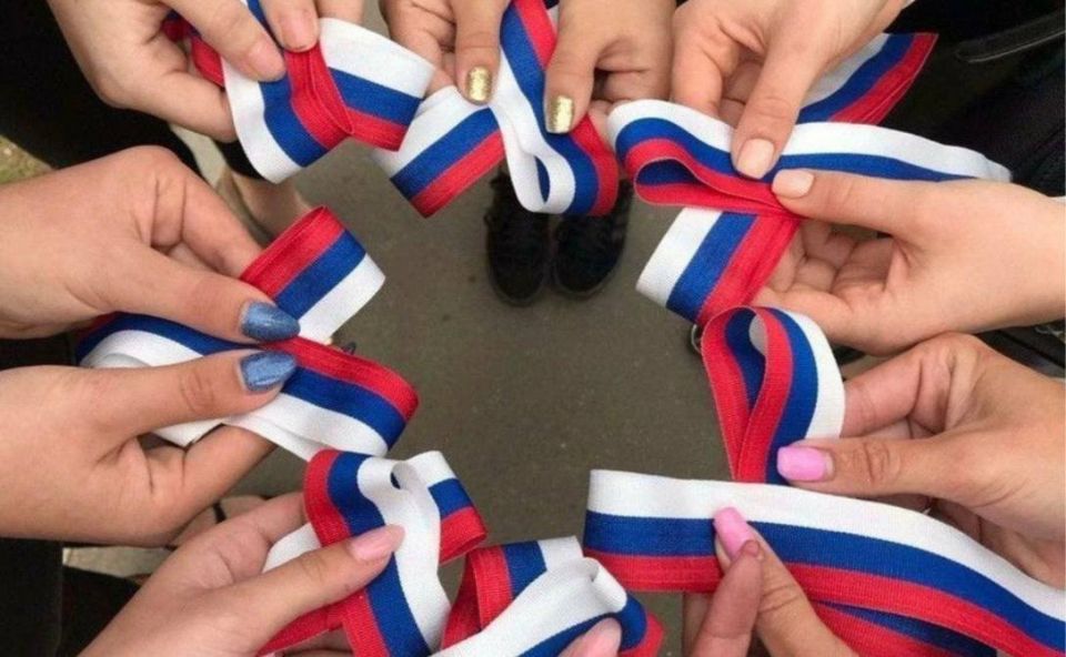 Праздник каждого из нас: партийцы Снежного поздравили жителей города с Днём России