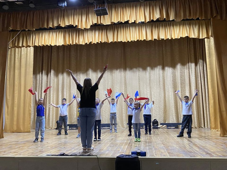 Урзуфский СДК: «Я люблю тебя, Россия» — праздник для юных сердец Урзуфский СДК: «Я люблю тебя, Россия» — праздник для юных сердец