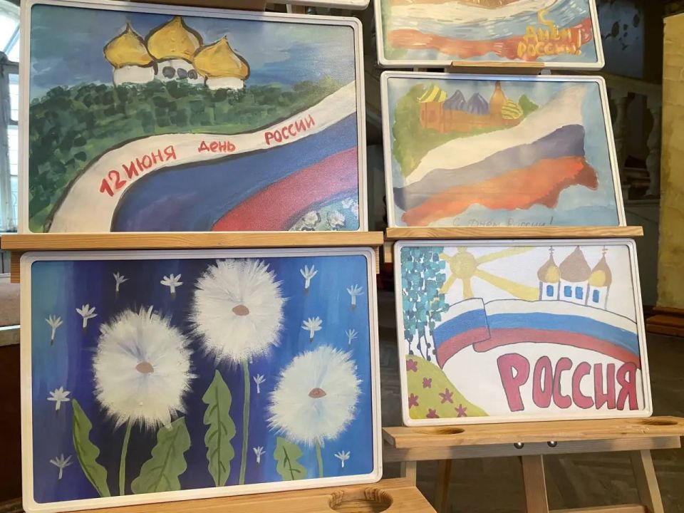 Сегодня, в Зугрэсском городском Дворце культуры заработала выставка детских рисунков образцовой студии изобразительного искусства «РАДУГА» - «Россия в сердце»! Сегодня, в Зугрэсском городском Дворце культуры заработала выставка детских рисунков образцовой студии изобразительного искусства «РАДУГА» - «Россия в сердце»!