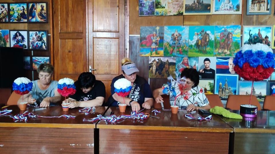 В Камышеватском СДК прошёл мастер-класс по созданию топиариев в цветах российского триколора В Камышеватском СДК прошёл мастер-класс по созданию топиариев в цветах российского триколора