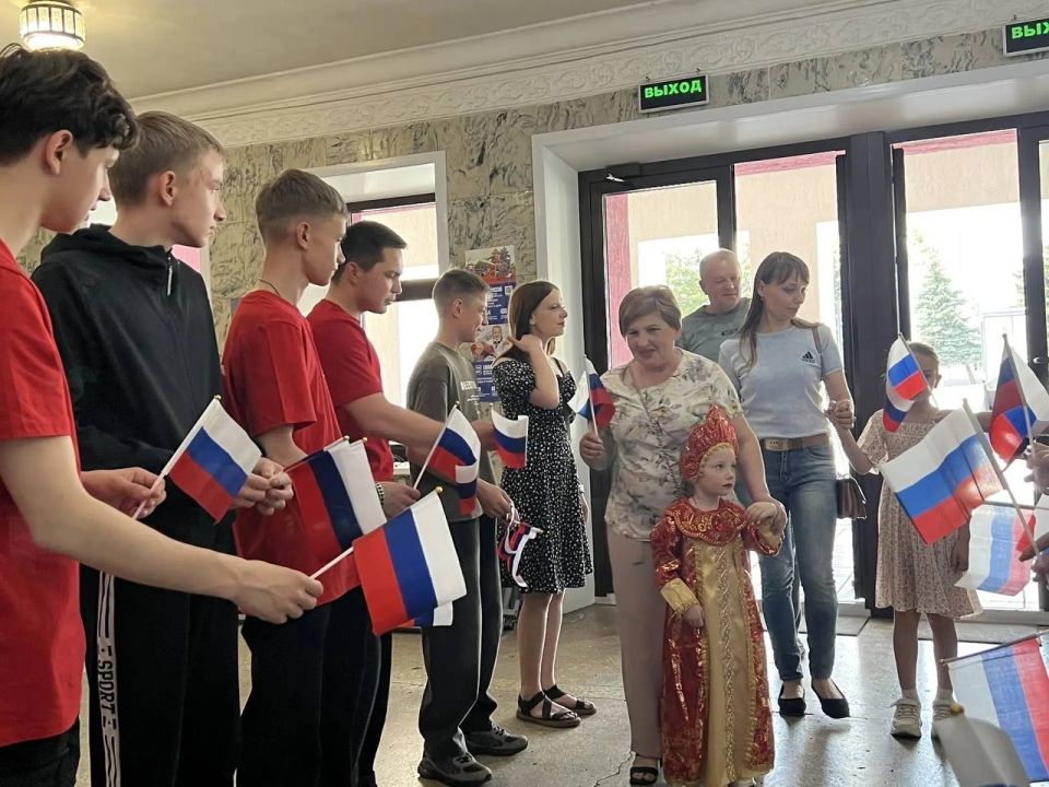 Праздник каждого из нас: партийцы Снежного поздравили жителей города с Днём России Праздник каждого из нас: партийцы Снежного поздравили жителей города с Днём России