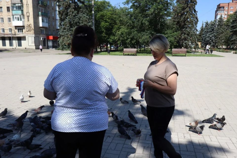 В Центрально-Городском районе Горловки прошла праздничная акция ко Дню России В Центрально-Городском районе Горловки прошла праздничная акция ко Дню России