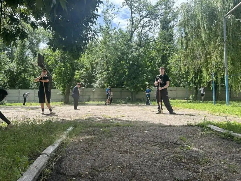 11 июня 2026 года, в рамках проекта «Городская среда», реализуемого Единой Россией , жители Кировского района приняли участие в традиционной экологической акции «Чистый четверг» 11 июня 2026 года, в рамках проекта «Городская среда», реализуемого Единой Россией , жители Кировского района приняли участие в традиционной экологической акции «Чистый четверг»