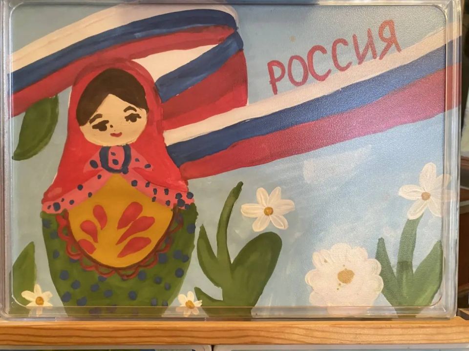 Сегодня, в Зугрэсском городском Дворце культуры заработала выставка детских рисунков образцовой студии изобразительного искусства «РАДУГА» - «Россия в сердце»! Сегодня, в Зугрэсском городском Дворце культуры заработала выставка детских рисунков образцовой студии изобразительного искусства «РАДУГА» - «Россия в сердце»!