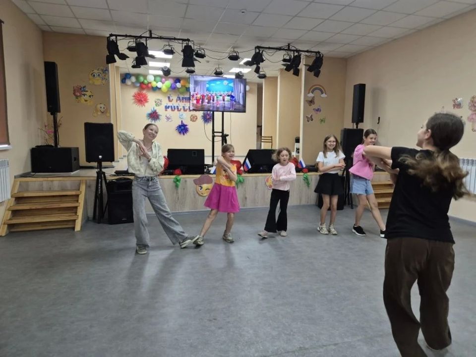 День восьмой на пришкольной площадке «Солнышко» в Портовском был посвящён Дню России! День восьмой на пришкольной площадке «Солнышко» в Портовском был посвящён Дню России!