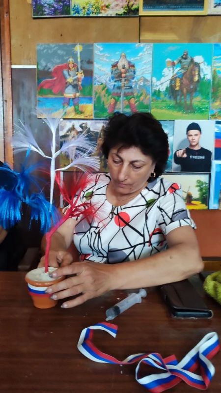 В Камышеватском СДК прошёл мастер-класс по созданию топиариев в цветах российского триколора В Камышеватском СДК прошёл мастер-класс по созданию топиариев в цветах российского триколора