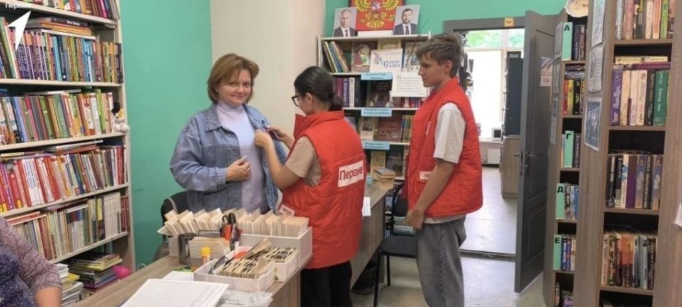 В рамках Всероссийской акции «Родиной горжусь», приуроченной ко Дню России, жители округа радовались ярким лентам с триколором В рамках Всероссийской акции «Родиной горжусь», приуроченной ко Дню России, жители округа радовались ярким лентам с триколором