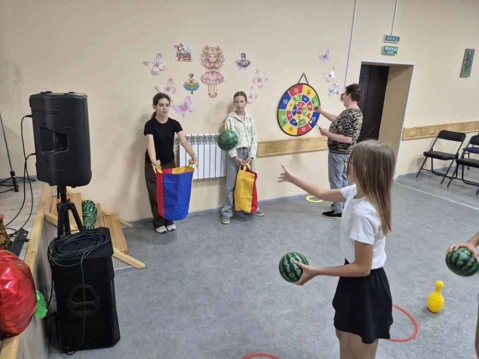 День восьмой на пришкольной площадке «Солнышко» в Портовском был посвящён Дню России! День восьмой на пришкольной площадке «Солнышко» в Портовском был посвящён Дню России!