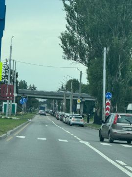 Очередь за бензином на АЗС "Мостек" на Макшоссе
