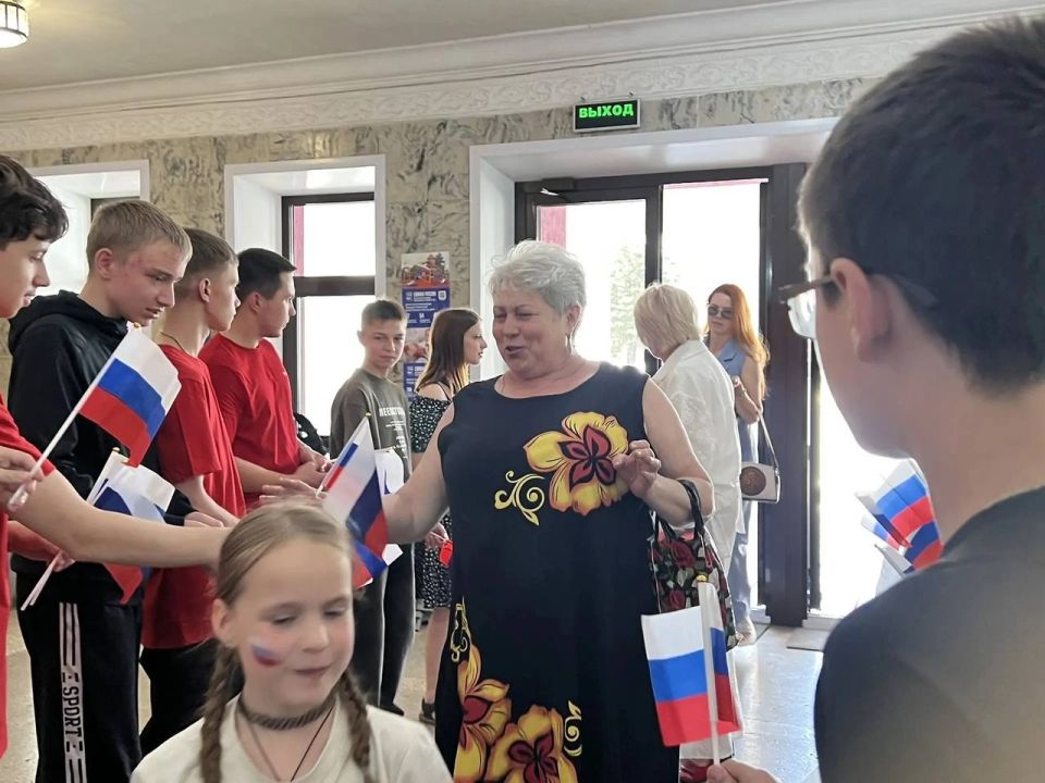 Праздник каждого из нас: партийцы Снежного поздравили жителей города с Днём России Праздник каждого из нас: партийцы Снежного поздравили жителей города с Днём России