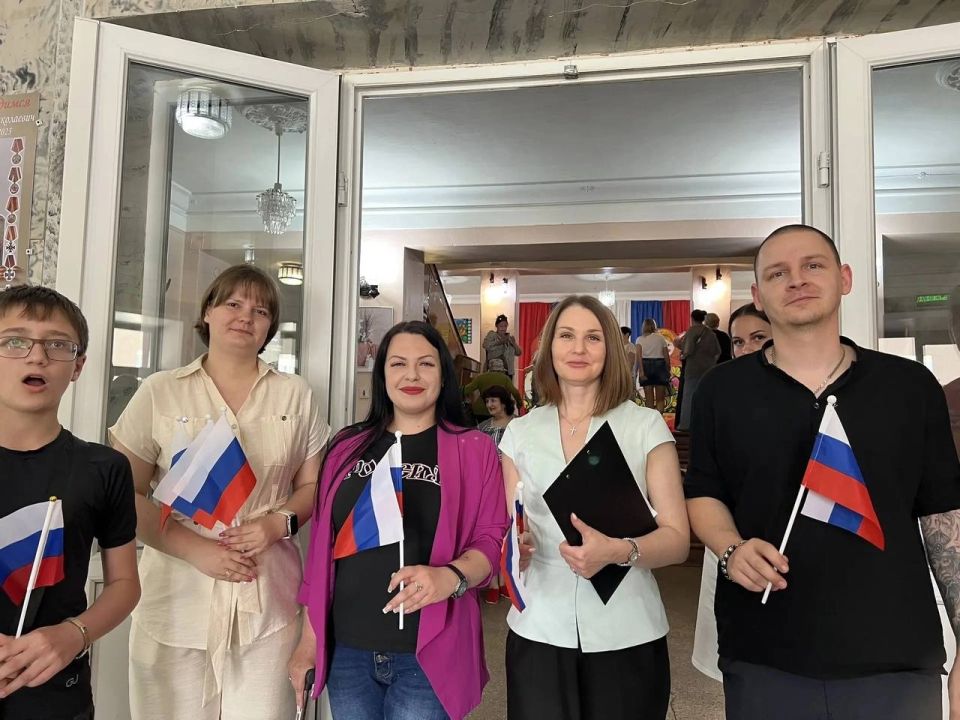 Праздник каждого из нас: партийцы Снежного поздравили жителей города с Днём России Праздник каждого из нас: партийцы Снежного поздравили жителей города с Днём России