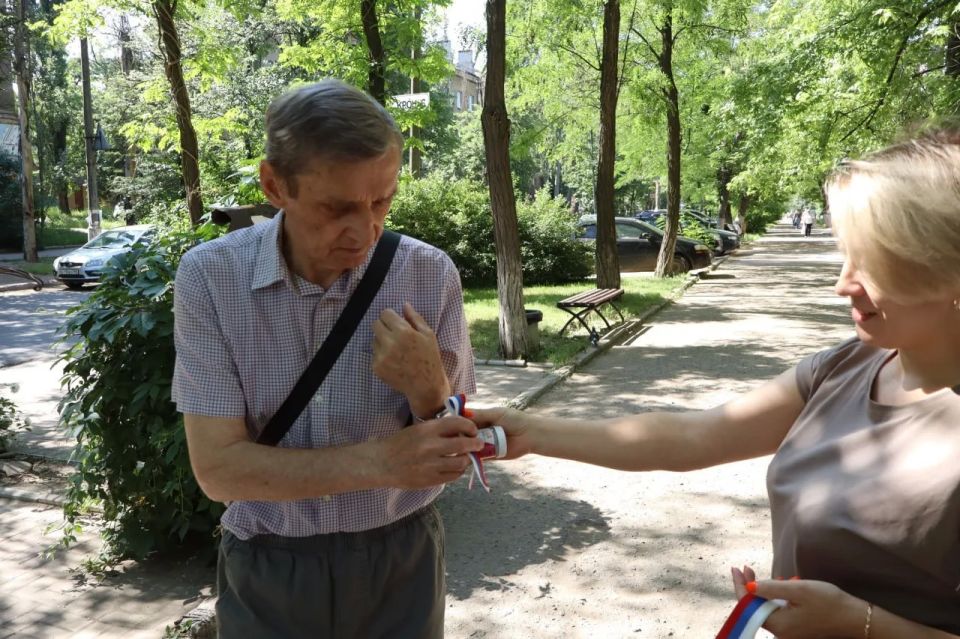 В Центрально-Городском районе Горловки прошла праздничная акция ко Дню России В Центрально-Городском районе Горловки прошла праздничная акция ко Дню России