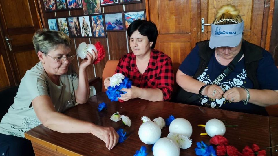 В Камышеватском СДК прошёл мастер-класс по созданию топиариев в цветах российского триколора В Камышеватском СДК прошёл мастер-класс по созданию топиариев в цветах российского триколора