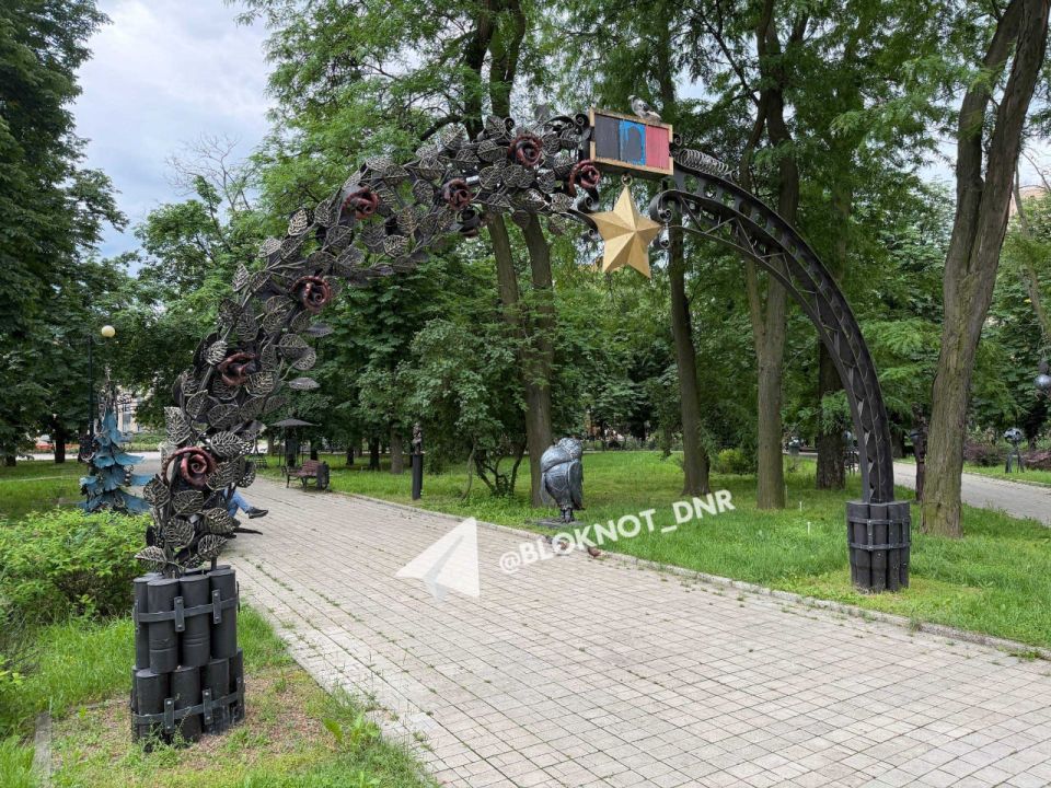Парк кованных фигур в Ворошиловском районе Донецка оказался не готов к празднованию Дня России Парк кованных фигур в Ворошиловском районе Донецка оказался не готов к празднованию Дня России