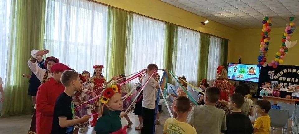 Вместе мы — Россия!. 12 июня наша страна отмечает один из самых важных и торжественных праздников — День России! В честь этого события городская библиотека подготовила для ребят из пришкольного лагеря школы № 1 увлекательную... Вместе мы — Россия!. 12 июня наша страна отмечает один из самых важных и торжественных праздников — День России! В честь этого события городская библиотека подготовила для ребят из пришкольного лагеря школы № 1 увлекательную...