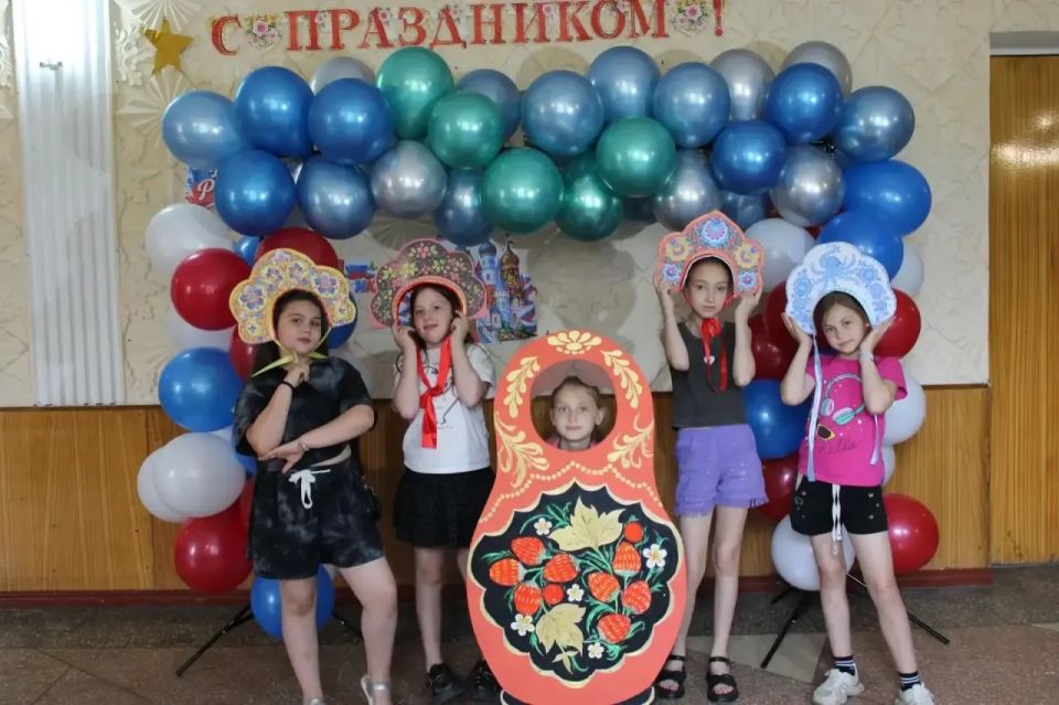 Матрешка- символ России. Активистки Жеснкого движения Единой России организовали по всему Волновахскому МО смотр-демонстрацию матрешек для детей Матрешка- символ России. Активистки Жеснкого движения Единой России организовали по всему Волновахскому МО смотр-демонстрацию матрешек для детей