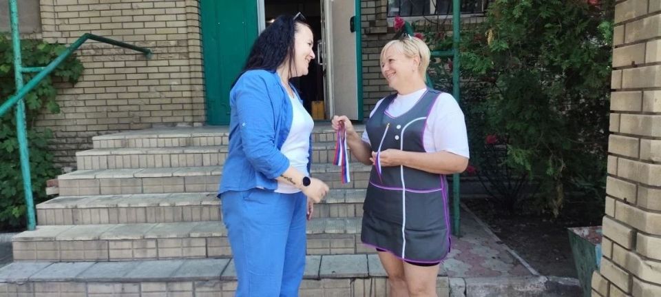 Ко Дню России сотрудники МБУ «Дебальцевский центр культуры и досуга» провели патриотическую акцию, призванную укрепить чувство гордости за свою страну и объединить горожан в праздничный день Ко Дню России сотрудники МБУ «Дебальцевский центр культуры и досуга» провели патриотическую акцию, призванную укрепить чувство гордости за свою страну и объединить горожан в праздничный день