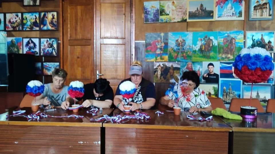 В Камышеватском СДК прошёл мастер-класс по созданию топиариев в цветах российского триколора В Камышеватском СДК прошёл мастер-класс по созданию топиариев в цветах российского триколора