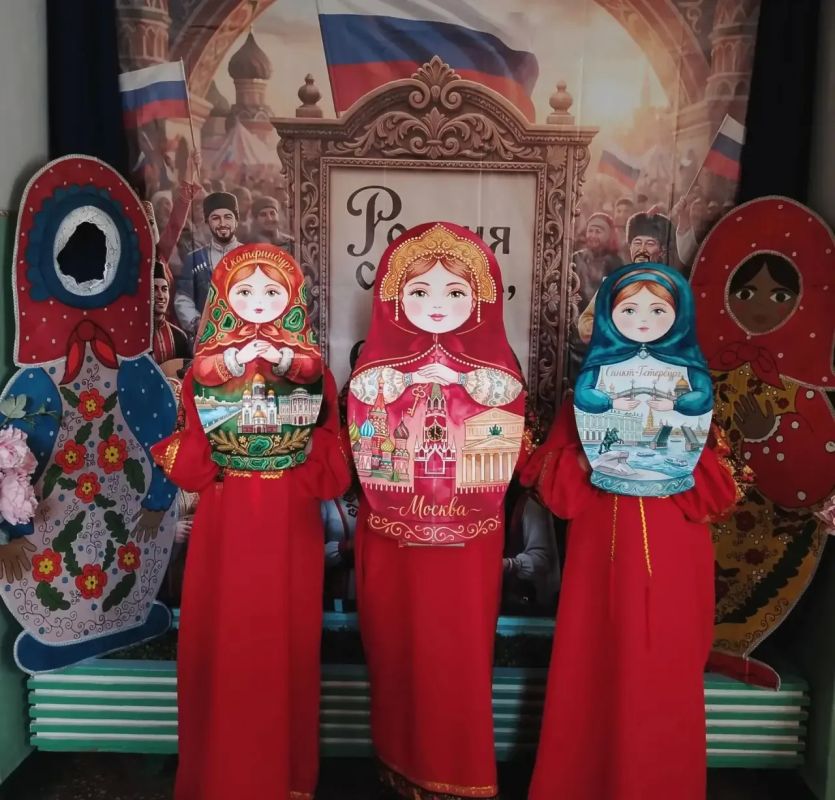 Матрешка- символ России. Активистки Жеснкого движения Единой России организовали по всему Волновахскому МО смотр-демонстрацию матрешек для детей Матрешка- символ России. Активистки Жеснкого движения Единой России организовали по всему Волновахскому МО смотр-демонстрацию матрешек для детей