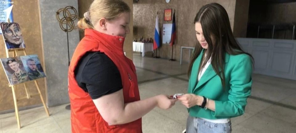 В рамках Всероссийской акции «Родиной горжусь», приуроченной ко Дню России, жители округа радовались ярким лентам с триколором В рамках Всероссийской акции «Родиной горжусь», приуроченной ко Дню России, жители округа радовались ярким лентам с триколором