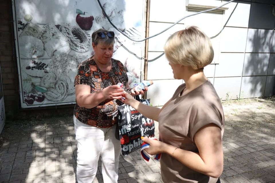 В Центрально-Городском районе Горловки прошла праздничная акция ко Дню России В Центрально-Городском районе Горловки прошла праздничная акция ко Дню России