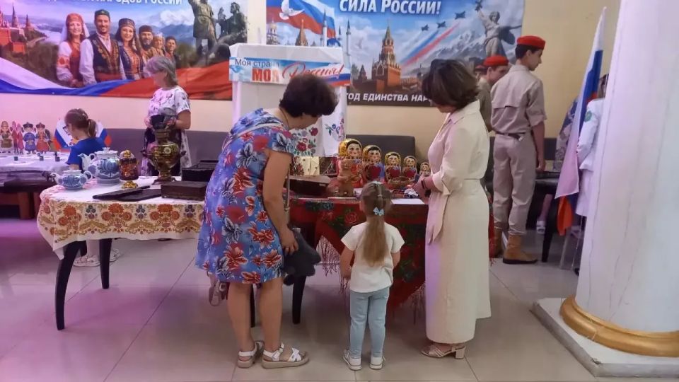 Ко Дню России сотрудники МБУ "Музей истории города Харцызска" подготовили выставку "Моя страна - моя Россия" Ко Дню России сотрудники МБУ "Музей истории города Харцызска" подготовили выставку "Моя страна - моя Россия"
