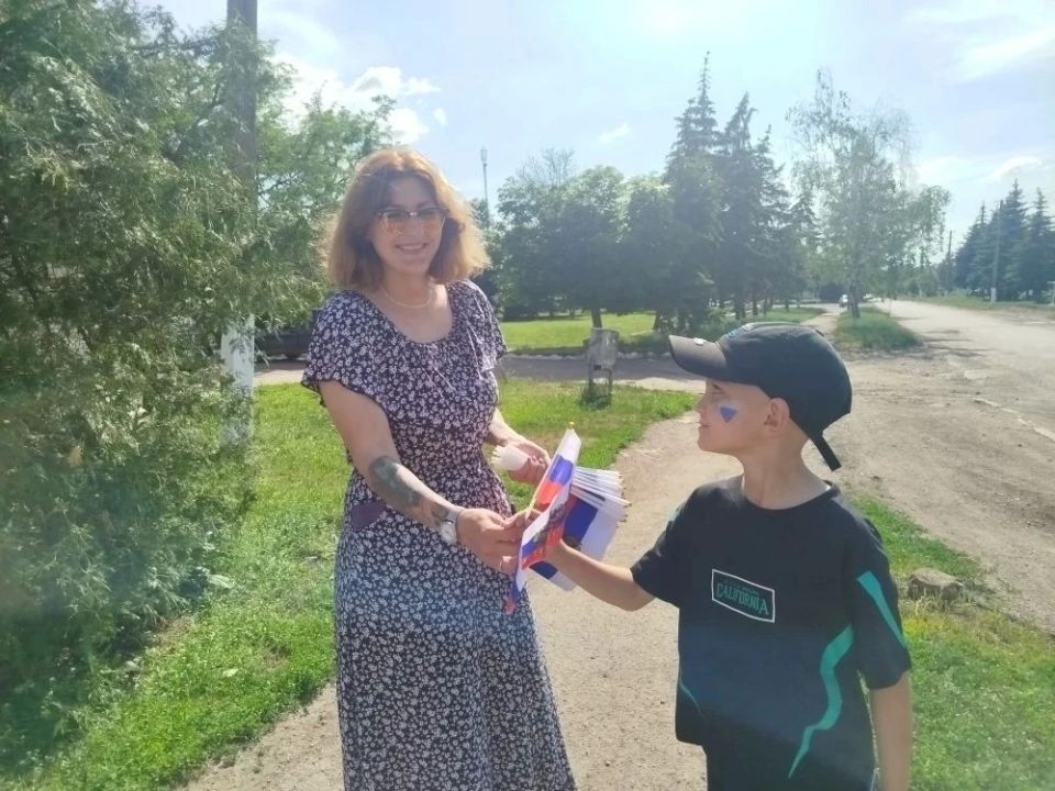 ТОС «Возрождение» поздравил жителей села Марьяновка с наступающим Днем России ТОС «Возрождение» поздравил жителей села Марьяновка с наступающим Днем России
