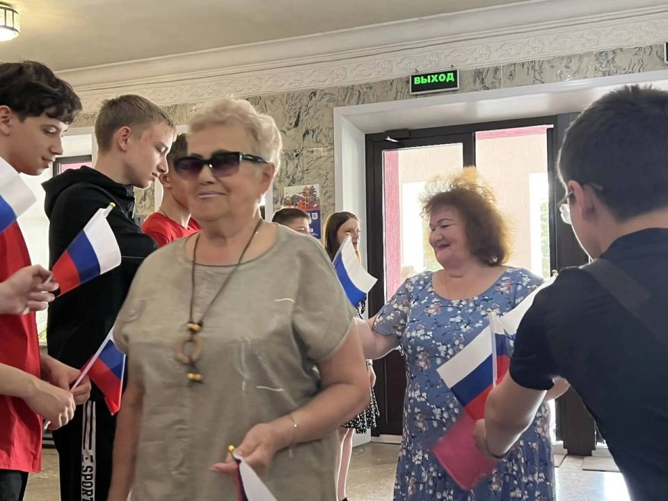 Праздник каждого из нас: партийцы Снежного поздравили жителей города с Днём России Праздник каждого из нас: партийцы Снежного поздравили жителей города с Днём России