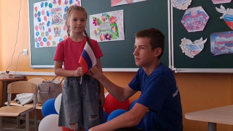 Молодёжка Новоазовска поздравила детей с Днём России! Молодёжка Новоазовска поздравила детей с Днём России!