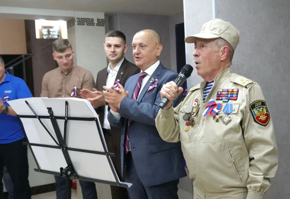Дмитрий Огилец: И ещё одно торжественное мероприятие прошло в честь празднования Дня России и открытия юбилейной Солдатской библиотеки в Доме Ветерана Донецкой республиканской региональной организации "Российский союз... Дмитрий Огилец: И ещё одно торжественное мероприятие прошло в честь празднования Дня России и открытия юбилейной Солдатской библиотеки в Доме Ветерана Донецкой республиканской региональной организации "Российский союз...