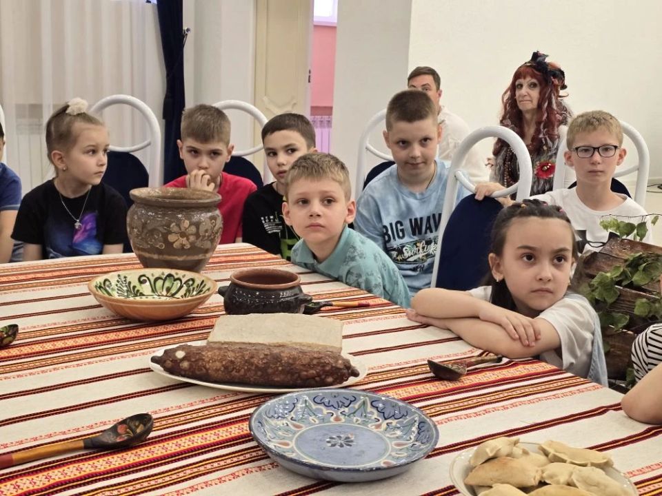 Путешествие в мир сказок. Летние каникулы для детей — это целая вселенная, наполненная безграничными возможностями, яркими впечатлениями и драгоценными воспоминаниями, которые останутся на всю жизнь Путешествие в мир сказок. Летние каникулы для детей — это целая вселенная, наполненная безграничными возможностями, яркими впечатлениями и драгоценными воспоминаниями, которые останутся на всю жизнь