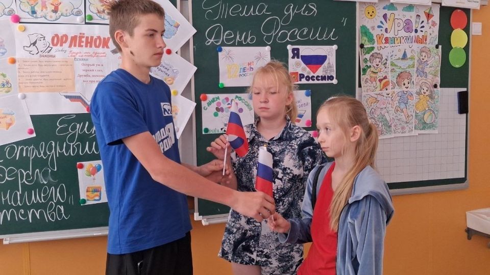 Молодёжка Новоазовска поздравила детей с Днём России! Молодёжка Новоазовска поздравила детей с Днём России!