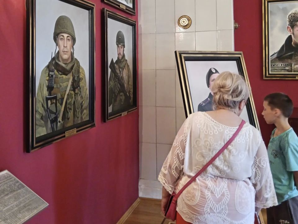 НебоСВОд Донбасса. Ко Дню России и в год единства народов России Донецкий республиканский художественный музей представил гостям и жителям Углича (Ярославская обл.) выставочный проект «НебоСВОд Донбасса», посвященный героям... НебоСВОд Донбасса. Ко Дню России и в год единства народов России Донецкий республиканский художественный музей представил гостям и жителям Углича (Ярославская обл.) выставочный проект «НебоСВОд Донбасса», посвященный героям...