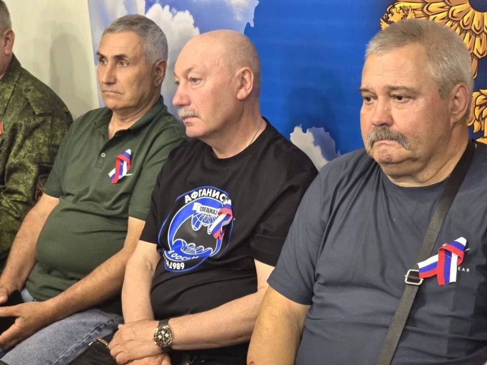 Дмитрий Огилец: И ещё одно торжественное мероприятие прошло в честь празднования Дня России и открытия юбилейной Солдатской библиотеки в Доме Ветерана Донецкой республиканской региональной организации "Российский союз... Дмитрий Огилец: И ещё одно торжественное мероприятие прошло в честь празднования Дня России и открытия юбилейной Солдатской библиотеки в Доме Ветерана Донецкой республиканской региональной организации "Российский союз...