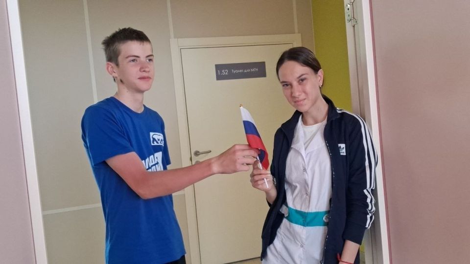 Молодёжка Новоазовска поздравила детей с Днём России! Молодёжка Новоазовска поздравила детей с Днём России!