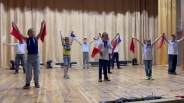 Ребята из пришкольного лагеря села Урзуф отправились в сельский Дом культуры, чтобы встретить главный государственный праздник