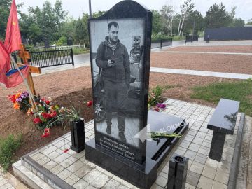 В Донецке установили памятник корреспонденту "Известий" Александру Мартемьянову, погибшему во время атаки дрона ВСУ