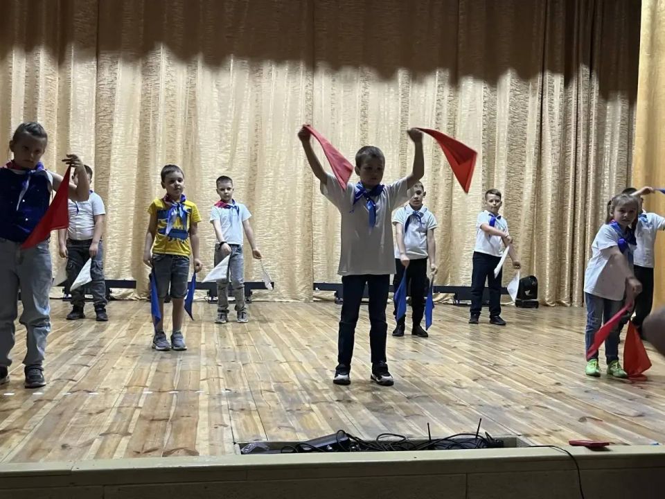Ребята из пришкольного лагеря села Урзуф отправились в сельский Дом культуры, чтобы встретить главный государственный праздник Ребята из пришкольного лагеря села Урзуф отправились в сельский Дом культуры, чтобы встретить главный государственный праздник