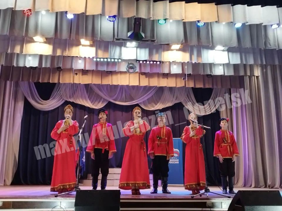 Сегодня во Дворце культуры «Юбилейный» в рамках проекта «Культура малой Родины» партии «Единая Россия» состоялась концертная программа ко Дню России «Краски России» Сегодня во Дворце культуры «Юбилейный» в рамках проекта «Культура малой Родины» партии «Единая Россия» состоялась концертная программа ко Дню России «Краски России»
