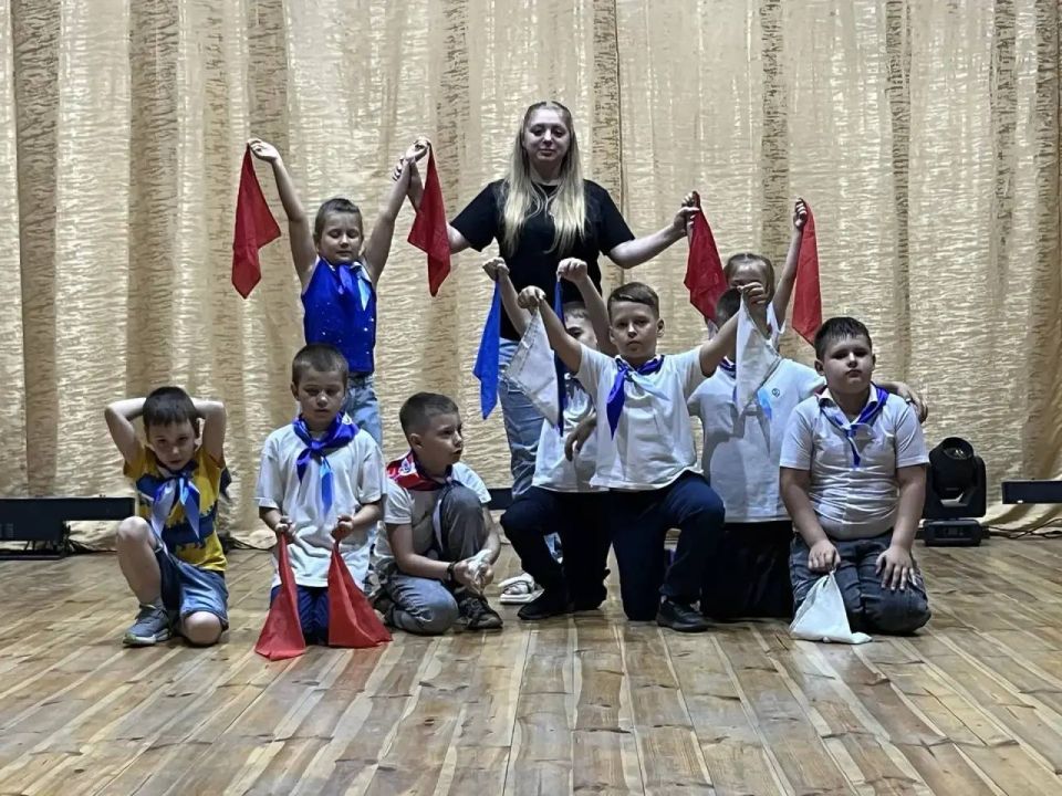Ребята из пришкольного лагеря села Урзуф отправились в сельский Дом культуры, чтобы встретить главный государственный праздник Ребята из пришкольного лагеря села Урзуф отправились в сельский Дом культуры, чтобы встретить главный государственный праздник
