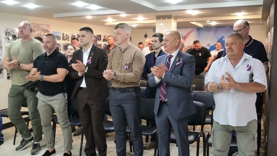 Дмитрий Огилец: И ещё одно торжественное мероприятие прошло в честь празднования Дня России и открытия юбилейной Солдатской библиотеки в Доме Ветерана Донецкой республиканской региональной организации "Российский союз... Дмитрий Огилец: И ещё одно торжественное мероприятие прошло в честь празднования Дня России и открытия юбилейной Солдатской библиотеки в Доме Ветерана Донецкой республиканской региональной организации "Российский союз...