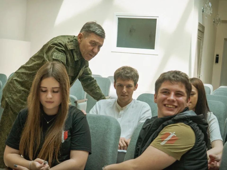 В День России в следственном управлении Следственного комитета Российской Федерации по Донецкой Народной Республике состоялось патриотическое мероприятие для учащихся кадетских классов и участников регионального отделения... В День России в следственном управлении Следственного комитета Российской Федерации по Донецкой Народной Республике состоялось патриотическое мероприятие для учащихся кадетских классов и участников регионального отделения...