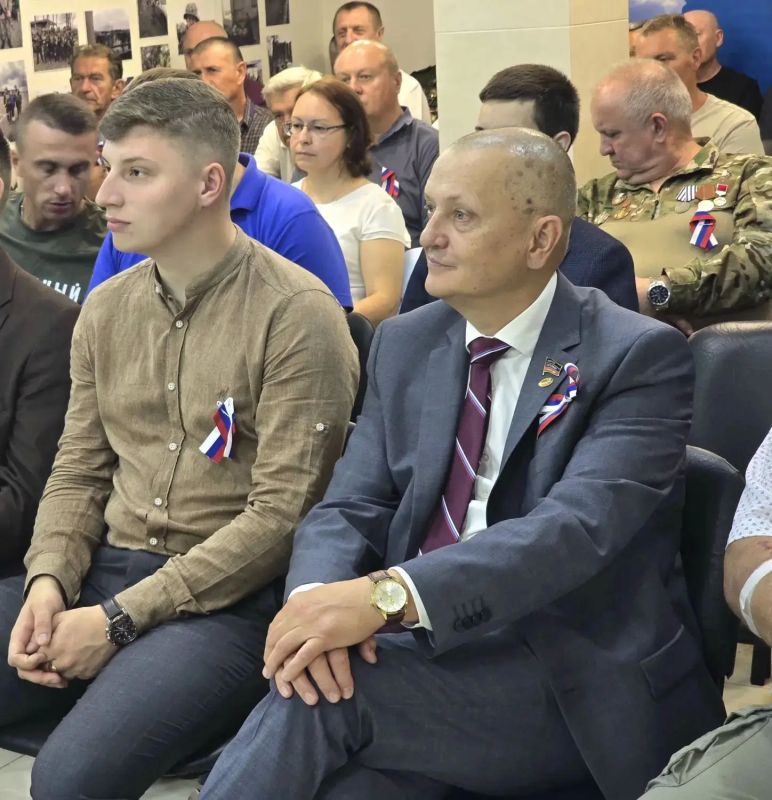Дмитрий Огилец: И ещё одно торжественное мероприятие прошло в честь празднования Дня России и открытия юбилейной Солдатской библиотеки в Доме Ветерана Донецкой республиканской региональной организации "Российский союз... Дмитрий Огилец: И ещё одно торжественное мероприятие прошло в честь празднования Дня России и открытия юбилейной Солдатской библиотеки в Доме Ветерана Донецкой республиканской региональной организации "Российский союз...
