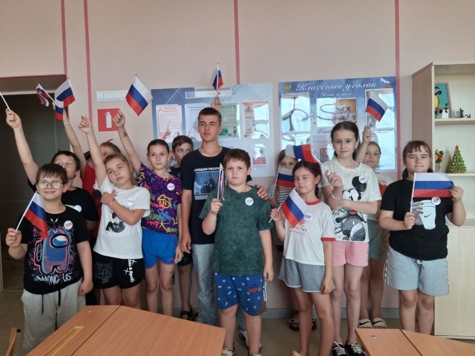 Молодёжка Новоазовска поздравила детей с Днём России!