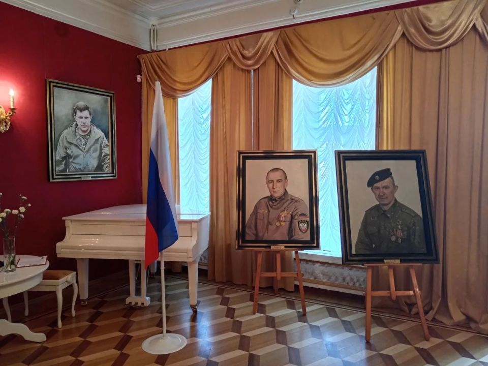 НебоСВОд Донбасса. Ко Дню России и в год единства народов России Донецкий республиканский художественный музей представил гостям и жителям Углича (Ярославская обл.) выставочный проект «НебоСВОд Донбасса», посвященный героям... НебоСВОд Донбасса. Ко Дню России и в год единства народов России Донецкий республиканский художественный музей представил гостям и жителям Углича (Ярославская обл.) выставочный проект «НебоСВОд Донбасса», посвященный героям...