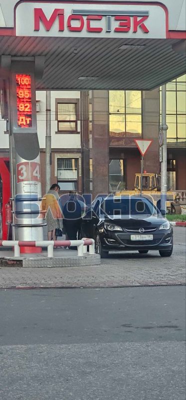 Читатели «Блокнота» сообщают, что на «Мостэке» на Артема, возможно, разливали бензин «по знакомству»